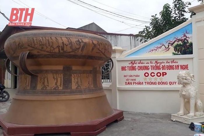 Sản phẩm trống đồng của làng nghề đúc đồng truyền thống Trà Đông.