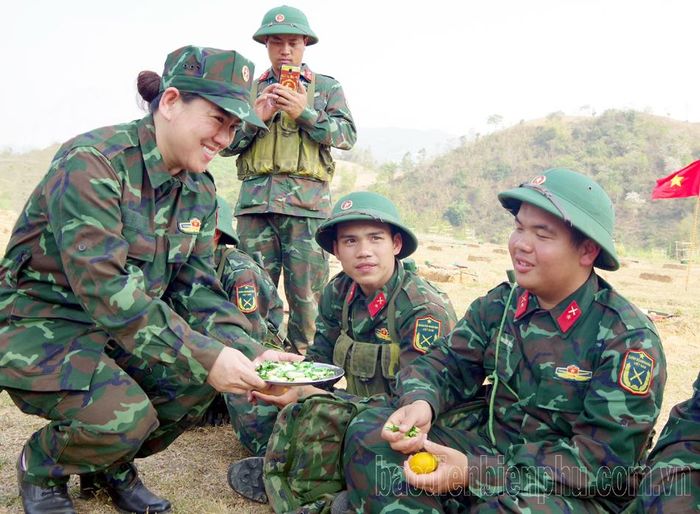 Trái cây, bánh kẹo được chị em Hội Phụ nữ (Bộ CHQS tỉnh) trao tận tay các chiến sĩ mới trong giờ nghỉ trên thao trường huấn luyện.