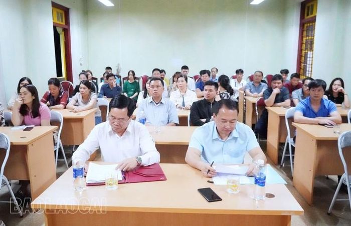 40 học viên là cán bộ, công chức, viên chức thuộc nhóm đối tượng 3, đối tượng 4 tại huyện Mường Khương tham gia lớp học.