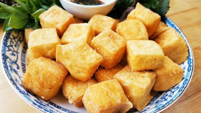 Cách rán đậu phụ ngoài giòn trong mềm, không dính chảo
