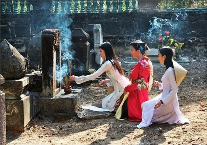 Trong quan niệm của người Việt, khi năm mới đến mọi thứ đều phải được sửa sang cho mới mẻ, kể cả với những người đã khuất