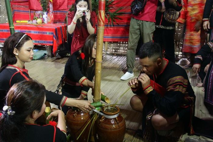 Nghi thức kết thúc, đại diện gia đình cảm ơn họ hàng, bà con buôn xa, buôn gần đã tới tham dự và mời mọi người ở lại dùng cơm, uống rượu mừng cho gia chủ đã sắm được ché quý.