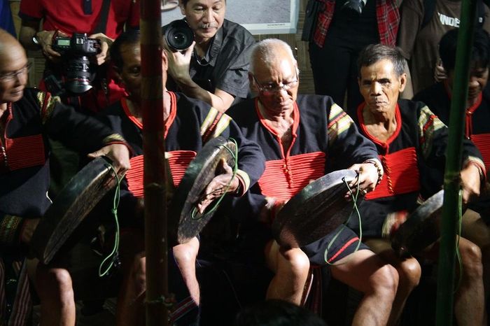 Tiếng chiêng Knah ngân tấu đón khách.