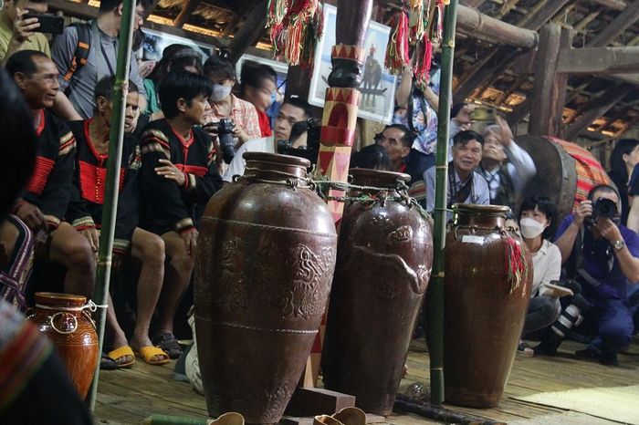 Ché vừa gần gũi mà lại cũng mang tính linh thiêng trong đời sống tâm linh của người Êđê.