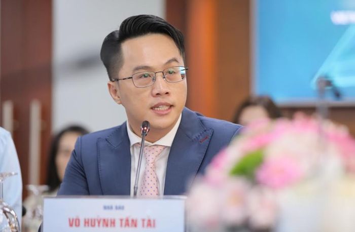  Ngoài vị trí tổ chức sản xuất chương trình Thời sự tại Trung tâm tin tức HTV, nhà báo, biên tập viên, MC Tấn Tài còn là tác giả 2 dự án sách. Anh từng đoạt Giải thưởng quốc tế “Best Influencer” do Hàn Quốc trao tặng, nhận hơn 10 giải thưởng báo chí cấp Quốc gia, TP.HCM, Liên hoan truyền hình toàn quốc. Anh cũng cho biết anh và các cộng sự đã chuẩn bị một dự án sách nhân sự kiện Ngày Sách và Văn hóa đọc Việt Nam lần thứ hai - năm 2023. Ảnh: Nguyễn Hoàng. 