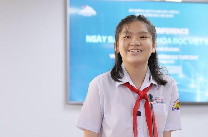  Bùi Lưu Bảo Khánh - học sinh lớp 8 - là đại sứ văn hóa đọc nhỏ tuổi nhất nhiệm kỳ 2023-2024 sẽ mang đến góc nhìn thú vị cho chuỗi hoạt động của Ngày sách và Văn hóa đọc Việt Nam lần 2 - năm 2023. Em đoạt giải nhất hội thi “Lớn lên cùng sách” lần 8. Tình yêu sách của em gắn liền với những kỷ niệm đẹp đẽ và cảm động về người cha đã giúp em nhận ra được giá trị của sách. Vào lúc 8h ngày 22/4, Bảo Khánh cùng hoa hậu Thúy Vân sẽ góp mặt trong buổi tọa đàm "Hình thành thói quen đọc sách cho trẻ em", tham dự trao giải Hội thi “Lớn lên cùng sách” lần 8 và “Văn hay chữ tốt” lần 23, năm 2022-2023. Ảnh: Nguyễn Hoàng. 