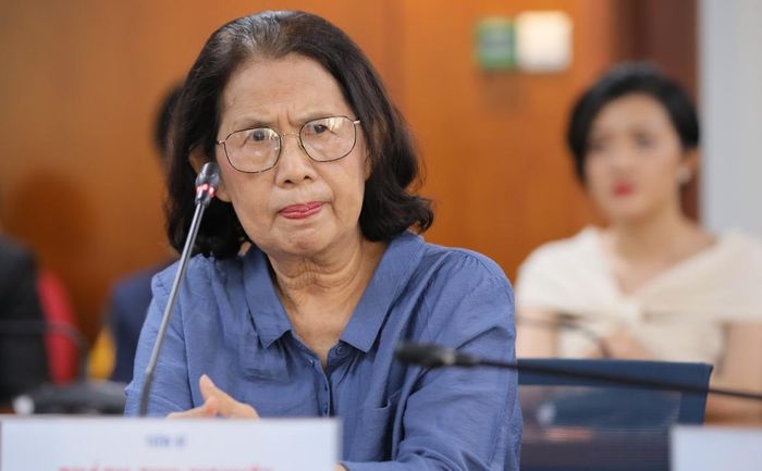  Tiến sĩ Quách Thu Nguyệt nguyên là Giám đốc - Tổng biên tập của Nhà xuất bản Trẻ. Từ khi nghỉ hưu vào năm 2009, bà tiếp tục theo đuổi các dự án phát triển văn hóa đọc, là thành viên sáng lập dự án Sách Hay. Chia sẻ về vai trò của các đại sứ văn hóa đọc, TS Quách Thu Nguyệt cho rằng: “Vai trò đại sứ không chỉ dừng lại ở sự kiện vài ngày của Ngày Sách và Văn hóa đọc Việt Nam, cũng không chỉ trong nhiệm kỳ 2023-2024, mà rõ ràng đây là bước đà để mỗi người tiếp tục lan tỏa, chia sẻ câu chuyện văn hóa đọc bằng kinh nghiệm của mình”. Ảnh: Nguyễn Hoàng. 