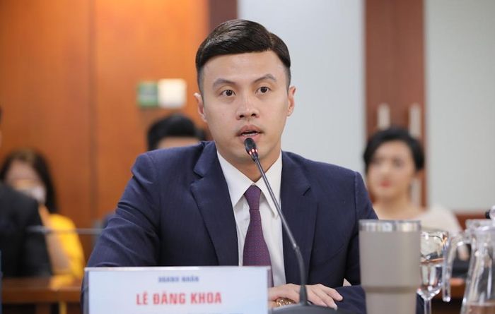  Lê Đăng Khoa - Chủ tịch quỹ Le Group Ventures - là doanh nhân trẻ tuổi nhất chương trình Shark Tank Việt Nam. Anh cũng là người luôn đề cao sự học khi đồng hành cùng sinh viên Đại học Khoa học Xã hội và Nhân văn, ĐHQG TP.HCM với Quỹ học bổng Lê Đăng Khoa, hỗ trợ sinh viên liên tục 5 năm. Đại diện phân khúc doanh nhân và nhà đầu tư, anh hy vọng rằng mình có thể truyền cảm hứng đến các doanh nhân và các bạn trẻ muốn đi con đường kinh doanh. Theo anh, "con đường ngắn nhất đi đến thành công là đến nhà sách". Ảnh: Nguyễn Hoàng. 
