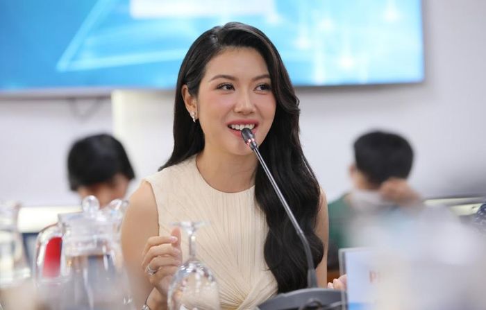  Á hậu quốc tế Thúy Vân là nhà sáng lập Quỹ Inspired By SHE, diễn giả của hàng loạt chương trình truyền cảm hứng cho giới trẻ. Là một người yêu thích đọc sách và lan tỏa văn hóa đọc, hoạt động đi nhà sách, tham quan đường sách đã trở thành niềm vui không thể thiếu của gia đình Thúy Vân. Cô cam kết sẽ trở thành đại sứ văn hóa đọc trọn đời nhằm lan tỏa tình yêu sách đến với các gia đình Việt. Ảnh: Nguyễn Hoàng. 