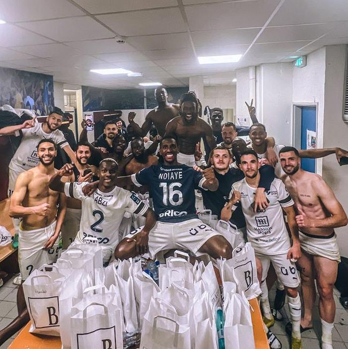 Pau FC rạng rỡ ăn mừng chiến thắng trước đối thủ mạnh.