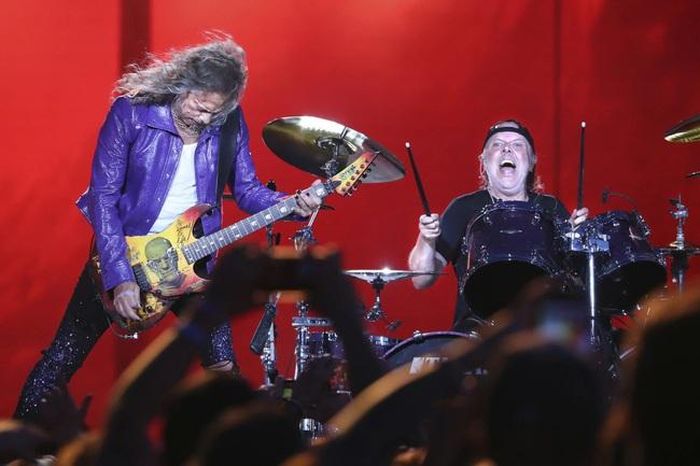 Nghệ sĩ guitar Metallica Kirk Hammett (trái) và tay trống Lars Ulrich biểu diễn tại lễ hội âm nhạc Lollapalooza ở Công viên Grant của Chicago vào ngày 28/7/2022. Ảnh: Terrence Antonio James/Chicago Tribune/TNS