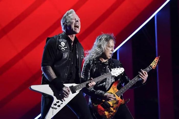 Metallica vẫn đang rung chuyển ở độ tuổi 60, và bản phát hành mới nhất “72 Seasons” cho thấy họ không bỏ cuộc. James Hetfield (trái) và Kirk Hammett. Ảnh: Evan Agostini/Invision/AP