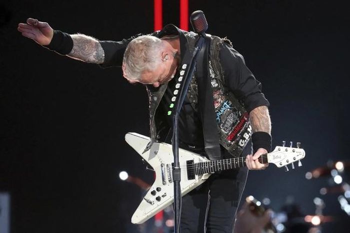 James Hetfield chào đám đông tại lễ hội âm nhạc Lollapalooza. Ảnh: Terrence Antonio James/Chicago Tribune/TNS