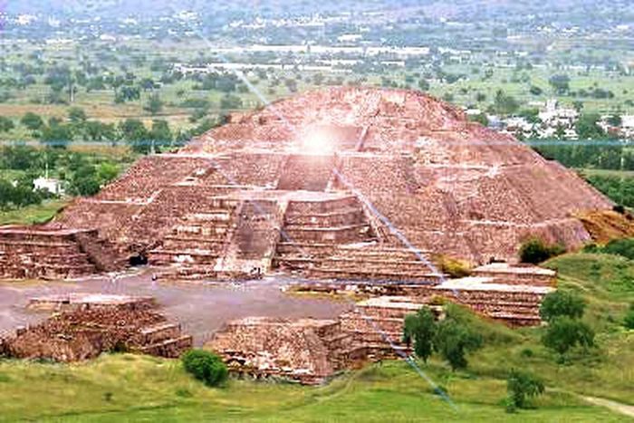 2. Kim tự tháp Mặt Trời (Mexico). Đây là một trong những kim tự tháp nổi tiếng nhất, nơi có hơn 1 lối vào do những đường hầm và nằm trên khu vực rộng lớn. Là một trong những công trình lớn nhất ở Tây bán cầu, đây là một kim tự tháp vô cùng đồ sộ nằm ở thành phố cổ đại Teotihuacán tại Mexico.