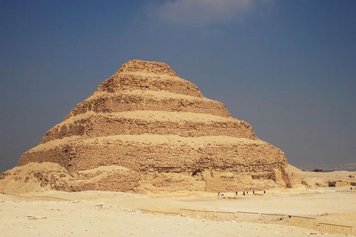 1. Kim tự tháp bậc thang Djoser, Ai Cập. Công trình được xây dựng ở Saqqara vào khoảng 4700 năm trước, là kim tự tháp đầu tiên mà người Ai Cập tạo nên. Vương triều thứ ba của Ai Cập nằm dưới sự cai trị của pharaoh Djoser và tên của ông đã được đặt cho kim tự tháp.