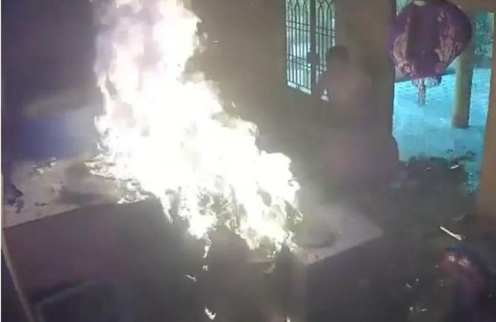Hiện trường cảnh đối tượng đập phá tượng phật, đốt chùa.