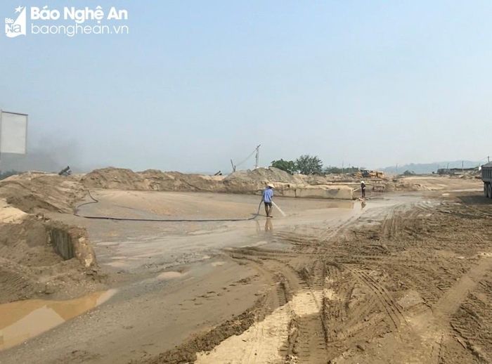 Các bến cát ở huyện Đô Lương cũng không đủ hàng để cấp cho các xe ô tô vào chở. Ảnh: Hải An