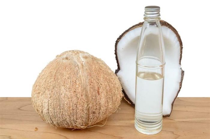 Dầu dừa là một tinh dâùđượcép ra từ cùi dừa của những quả dừa già. Nguồn ảnh: Internet