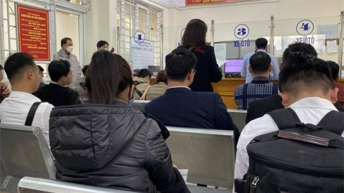 Nhiều nhân viên đại lý đang chờ làm thủ tục hộ khách mua xe