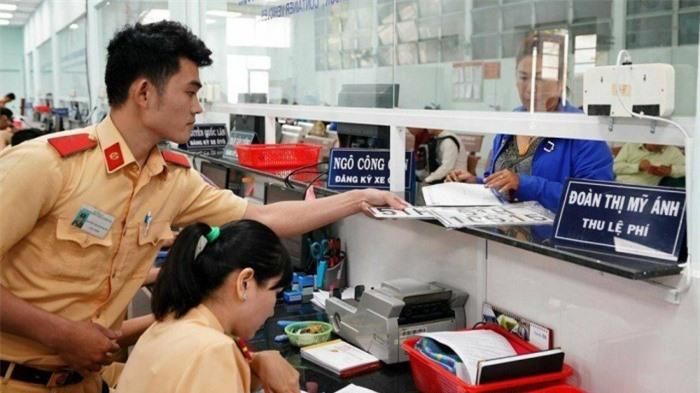 Để lăn bánh ô tô hợp pháp, khách hàng cần hoàn tất một số thủ tục và nộp thuế phí đầy đủ