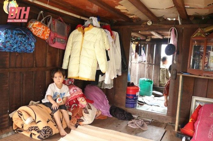 Chiếc thuyền nhỏ là không gian sinh hoạt, là phương tiện kiếm sống của bà con vạn chài.