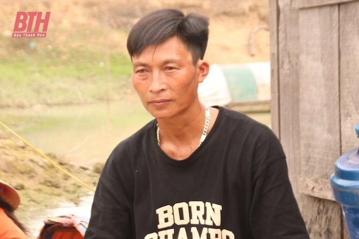 Anh Nguyễn Văn Hậu phấn khởi khi được nhận đất làm nhà.