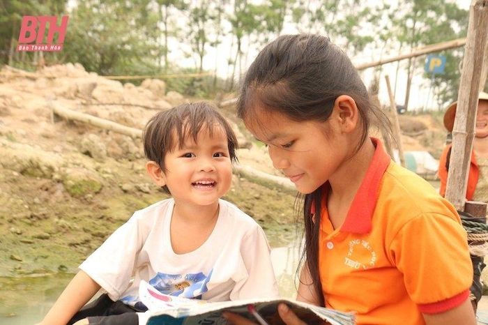 Những đứa trẻ làng chài luôn khao khát được đến trường.