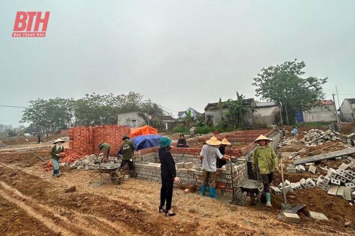 Công trường xây dựng trên khu tái định cư xã Thiệu Vũ.