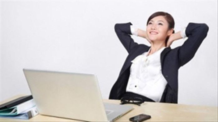 Vận động nhẹ nhàng sau mỗi giờ ngồi làm việc.