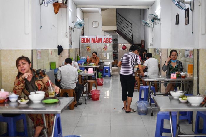 Tham khảo các hàng quán từ người dân địa phương là một cách tiết kiệm tiền khi đi du lịch. Ảnh: Duy Hiệu.