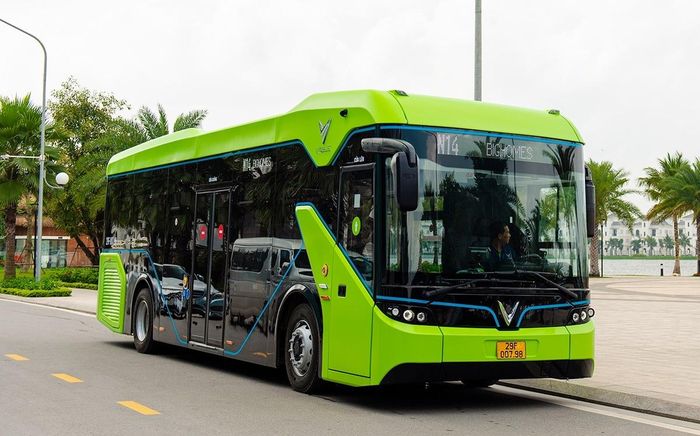 Sử dụng phương tiện công cộng có giá thành rẻ hơn xe taxi trong dịp lễ. Ảnh: VinBus.