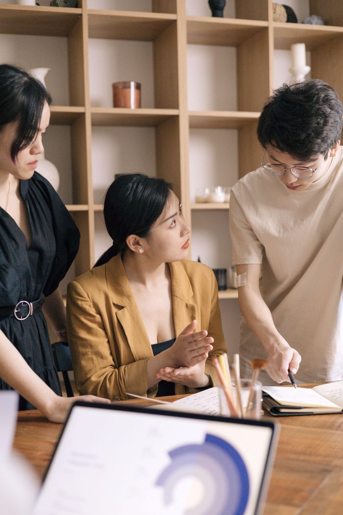 Nhân viên nhạy cảm nhạy bén hơn với rủi ro và điểm khác thường trong công việc. Ảnh minh họa: Artem Podrez/Pexels.
