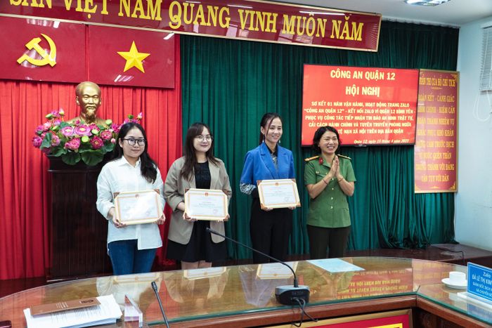  Công an TP.HCM trao tặng giấy khen cho Zalo vì thành tích xuất sắc trong phong trào toàn dân bảo vệ an ninh Tổ quốc. 