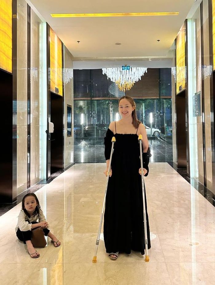 Nữ diễn viên phim "Gia đình mình vui bất thình lình" khiến người hâm mộ bất ngờ khi phải chống nạng