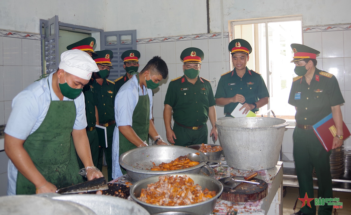 Phòng Hậu cần Sư đoàn 330 tổ chức kiểm tra bếp ăn tại Trung đoàn 20. Ảnh: DANH MẾN
