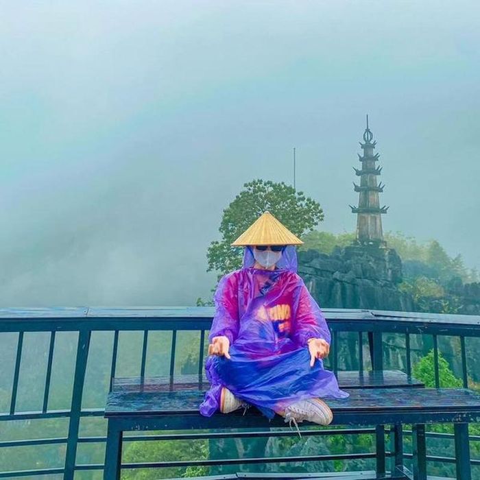 Mới đây, mạng xã hội rần rần chia sẻ bộ ảnh du lịch Ninh Bình của hai cô gái. Thay vì mặc lung linh check-in, hai cô bạn này chỉ có thể chụp ảnh với áo mưa và đội nón.