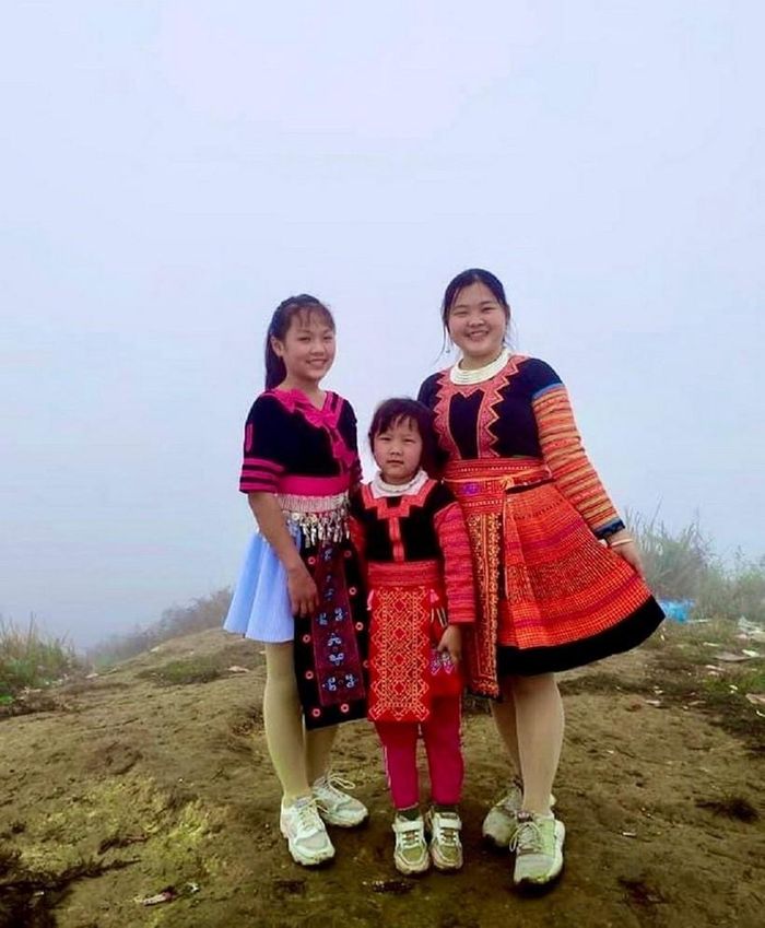 Giàng Thị Si (ngoài cùng bên phải) cùng các em gái.
