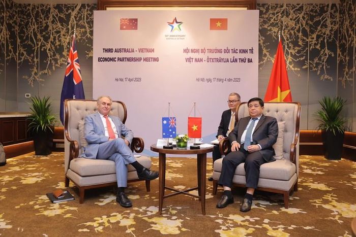 Bộ trưởng Bộ KH&amp;ĐT Việt Nam Nguyễn Chí Dũng (phải) và Bộ trưởng Bộ Thương mại và Du lịch Australia Don Farrell.