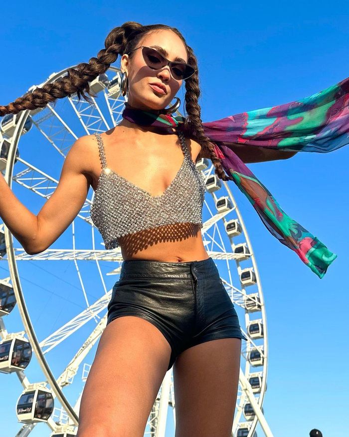 Đây là lần đầu R'Bonney Gabriel tham dự Coachella. Cô không giấu nổi niềm phấn khích: "Không hiểu tại sao tôi chưa từng tham dự Coachella. Nơi đây thật đẹp". Người đẹp mang tới lễ hội năm nay loạt trang phục năng động, cá tính nhưng không kém phần gợi cảm.