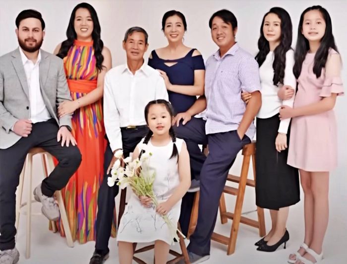Hiện, ông bà có cuộc sống tuổi già viên mãn bên con cháu.