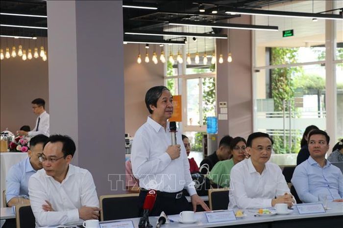 Phó Giáo sư - Tiến sĩ Nguyễn Kim Sơn, Bộ trưởng Bộ Giáo dục và Đào tạo làm việc tại Trường Đại học Quốc tế Miền Đông, tỉnh Bình Dương. Ảnh: TTXVN