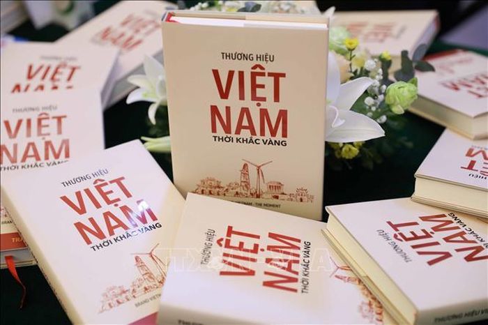 “Thương hiệu Việt Nam - Thời khắc vàng” là cuốn sách về thương hiệu quốc gia đầu tiên của Việt Nam dưới góc nhìn thực tế được ra đời nhằm mục đích khơi gợi sự nhận thức rộng rãi về tầm quan trọng của việc xây dựng thương hiệu quốc gia vững mạnh, tạo liên kết tích cực nhằm thúc đẩy các sáng kiến về xây dựng thương hiệu quốc gia, giúp khẳng định vị thế và nâng tầm thương hiệu Việt. Ảnh: Thanh Tùng/TTXVN