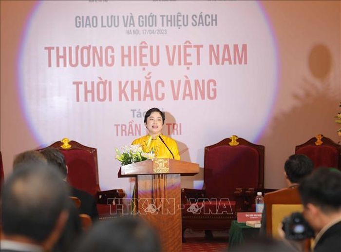 Tác giả Trần Tuệ Tri phát biểu, giới thiệu về cuốn sách “Thương hiệu Việt Nam - Thời khắc vàng”. Ảnh: Thanh Tùng/TTXVN