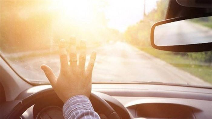 Nếu có thể thì bạn nên tránh lái xe ở những thời điểm nắng gắt