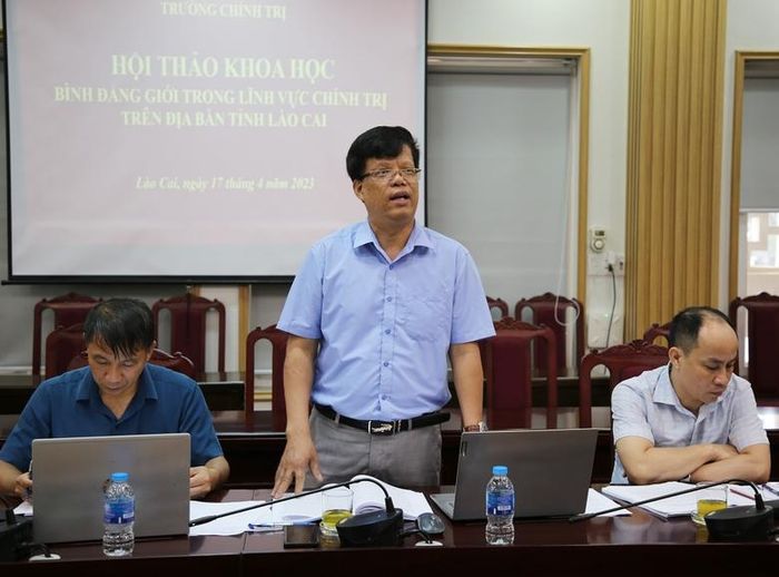 Đại biểu Ban Dân vận Tỉnh ủy phát biểu tại hội thảo.