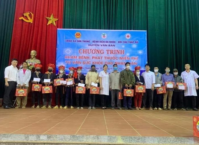Trao tặng các suất quà cho hộ nghèo, gia đình chính sách.