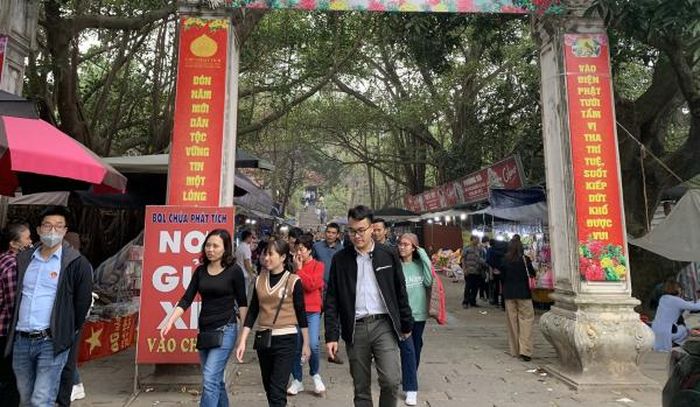 Bộ Y tế khuyến khích người dân đeo khẩu trang khi đến nơi công cộng.