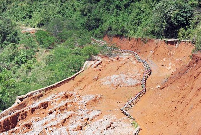 Tuyến đường dẫn vào thác Liêng Nung bị sụt lún, hư hỏng không thể khai thác dẫn đến thắng cảnh này bị bỏ hoang hơn 4 năm qua.