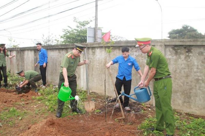 Một số hình ảnh tại lễ trồng cây.