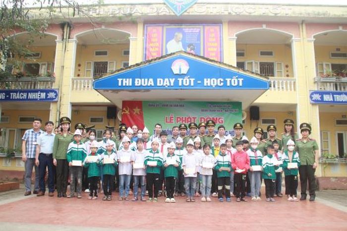 Cán bộ, chiến sĩ trao quà cho 25 học sinh tiểu học có hoàn cảnh khó khăn.